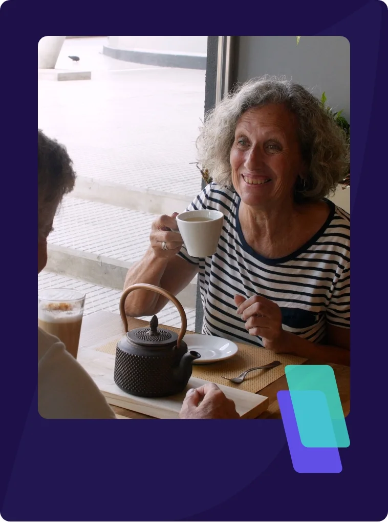 Img mujer con café sonriendo
